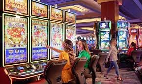 Live studio setup showing Dragon Tiger, Sic Bo, and roulette tables at lapak77 login with HD camera feeds